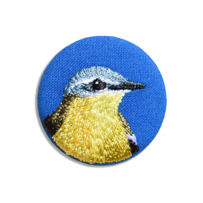 Broche brodée - Bergeronnette printanière
