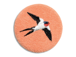 Broche brodée - Hirondelle rustique en vol
