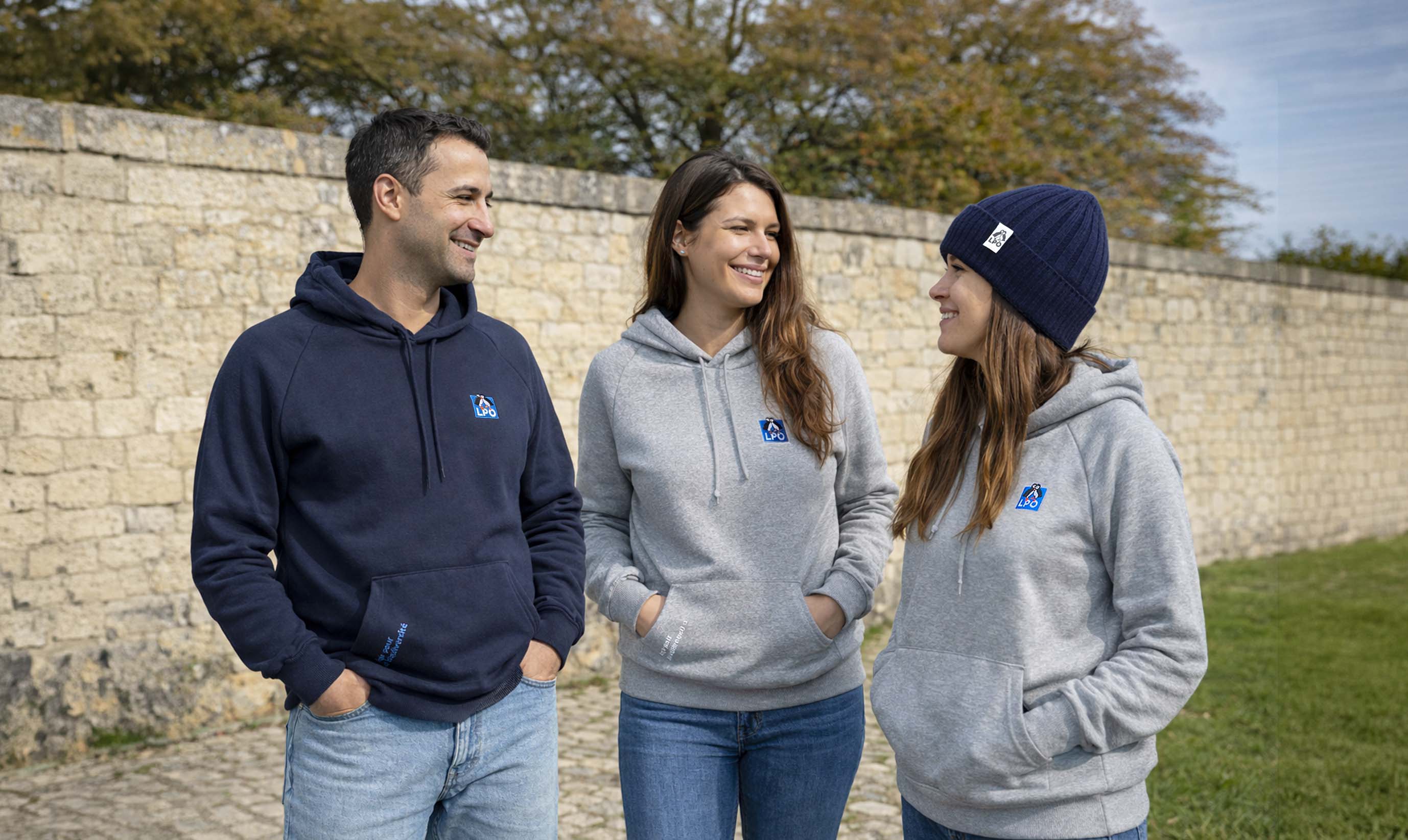 Militer avec la LPO : 3 personnes portant des vêtements et accessoires aux couleurs de la LPO