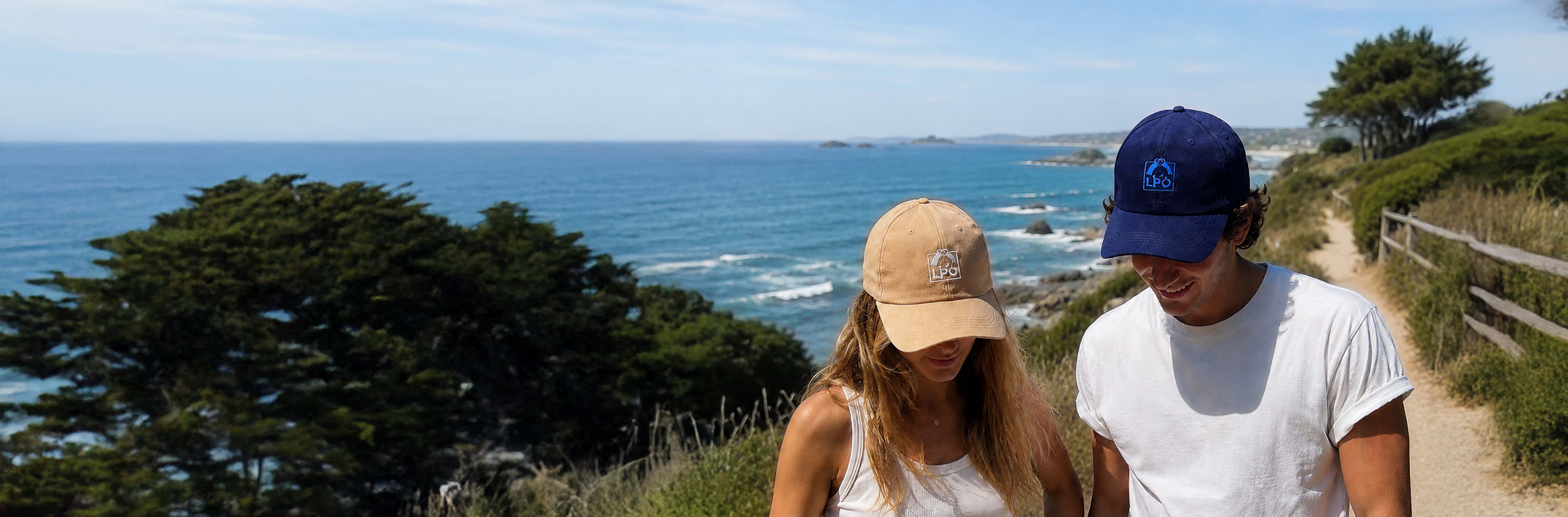 Femme avec casquette LPO beige et homme portant la casquette LPO bleue