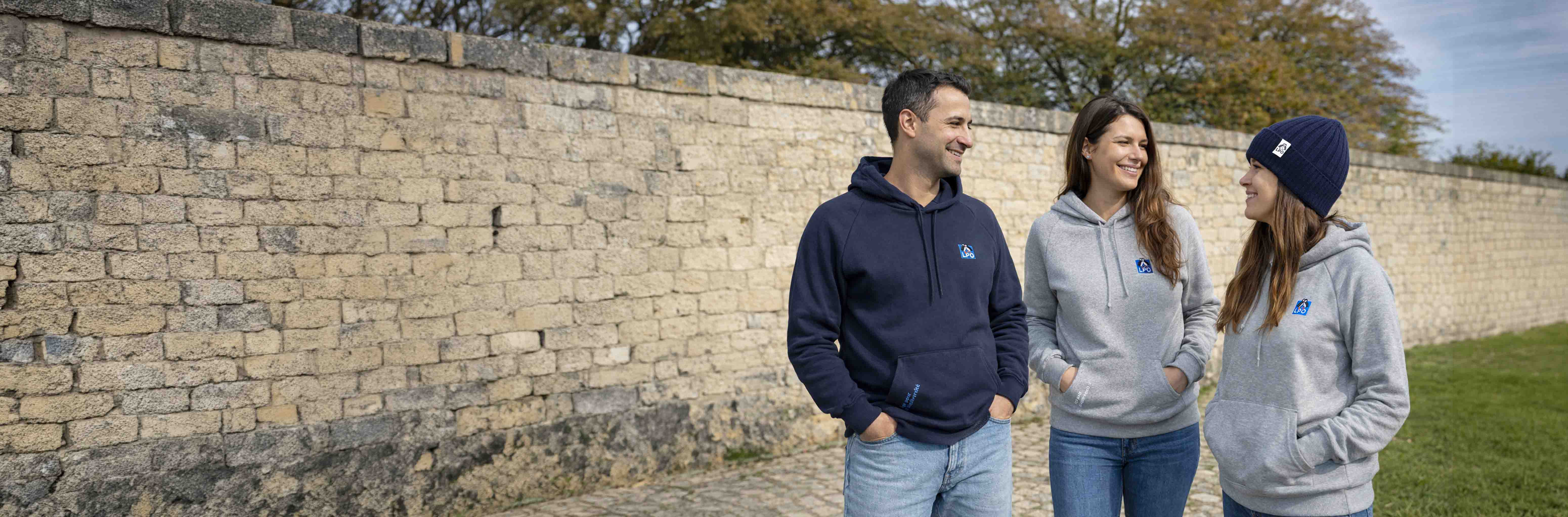 Militer avec la LPO : 3 personnes portant des vêtements et accessoires aux couleurs de la LPO